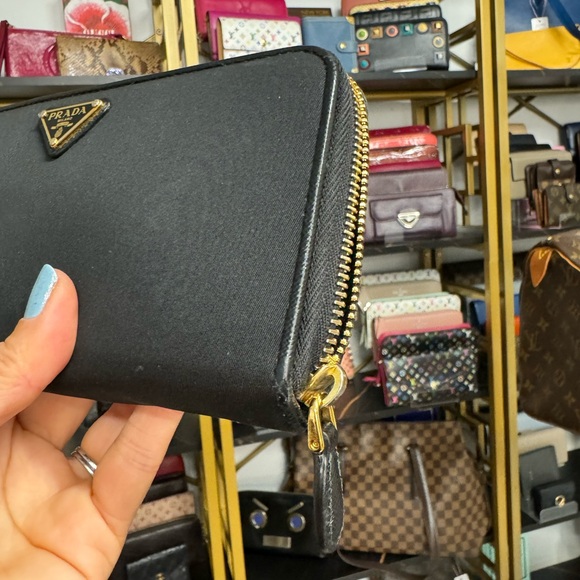 14448 Prada Tessuto nylon Zip around wallet with leather interior and trim - Picture 4 of 6